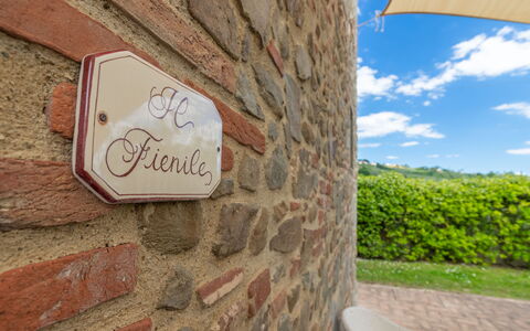 Il Fienile Holiday Home: Fabriek, Eigendom, Lucht, Groen, Blad, Wolk, Hout, Architectuur, Steen