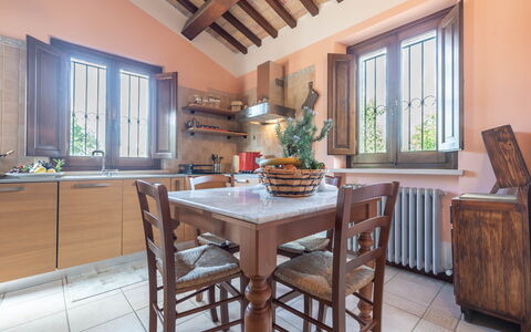 Villa Vagnini: Tafel, Meubilair, Cabinetry, Venster, Countertop, Azure, Keuken, Hout, Fabriek, Flooring