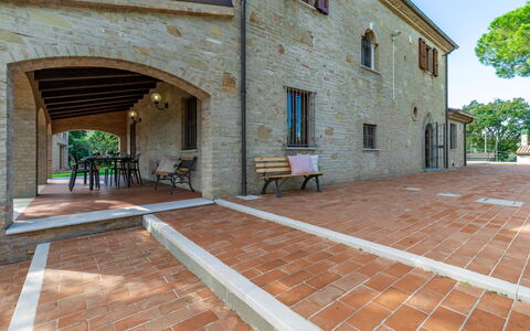 Villa Vagnini: Eigendom, Venster, Weg Oppervlak, Hout, Interieur Ontwerp, Boom, Verdieping, Stedelijk Ontwerp, Flooring, Buurt