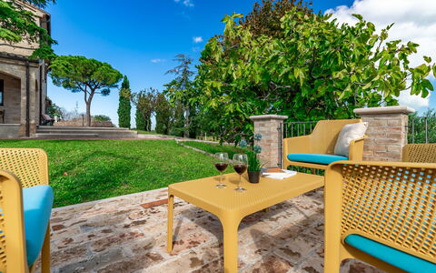 Villa Vagnini: Lucht, Wolk, Fabriek, Tafel, Meubilair, Eigendom, Groen, Azure, Natuur, Blauw