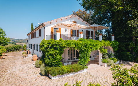 Villa La Picena: Huis, Huis, Facade, Struik, Woongebied, Landgoed, Verblijf, Deur, Balkon
