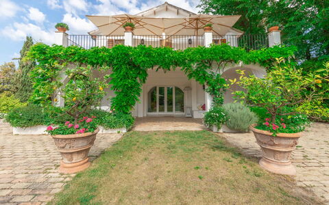 Villa La Picena: Fabriek, Gebouw, Venster, Lucht, Bloem, Wolk, Huis, Bloempot, Boom, Land Lot