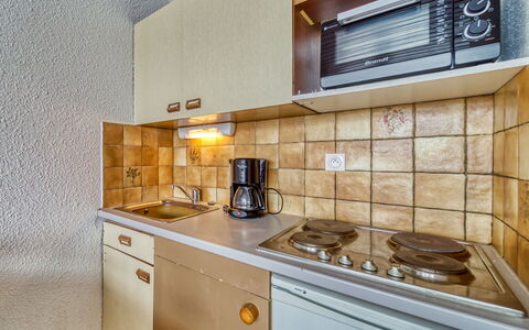 Eterlous 1Bis: Cabinetry, Eigendom, Countertop, Toestel Van De Keuken, Keuken, Fornuis, Gasfornuis, Huishoudapparatuur, Cooktop, Hout