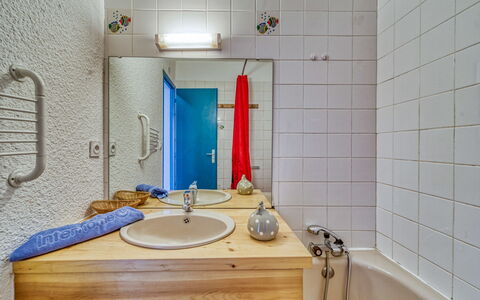Eterlous 1Bis: Spiegel, Kraan, Loodgieterswerkinrichting, Gebouw, Wastafel, Wastafel In De Badkamer, Badkamer, Interieur Ontwerp, Flooring