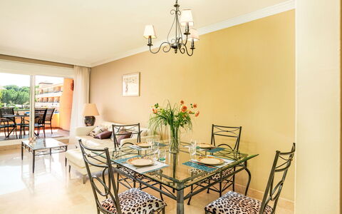 Los Patios de Santa Maria: Meubilair, Interieur Ontwerp, Flooring, Verdieping, Keuken En Eettafel, Eetkamer, Tafel, Plafond, Stoel, Kamer