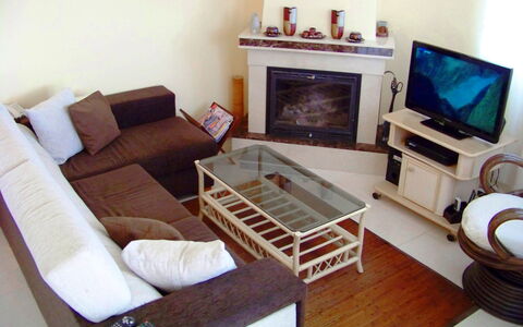 Villa Roberto: Bankstel, Meubilair, Eigendom, Fotolijst, Comfort, Tafel, Televisie, Hout, Interieur Ontwerp, Verlichting