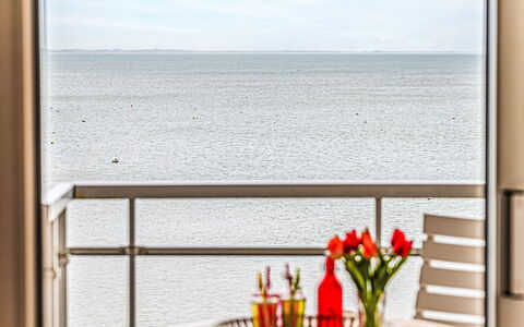 Morgane: Zee, Oceaan, Balkon, Glas, Stoel, Hek, Strand, Armleuning