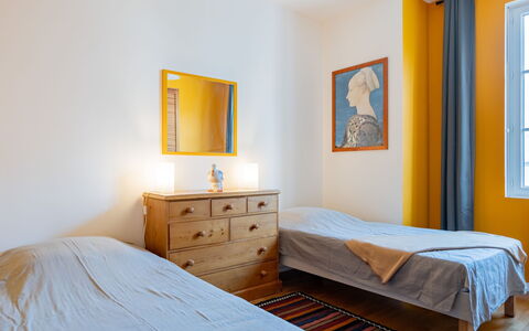 Le Six: Meubilair, Eigendom, Gebouw, Comfort, Fotolijst, Azure, Bed Frame, Hout, Venster, Textiel