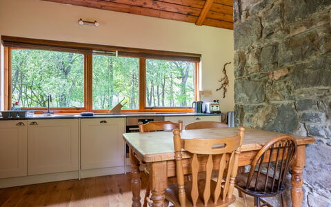 Riverside Cottage: Meubilair, Venster, Gebouw, Hout, Countertop, Tafel, Interieur Ontwerp, Cabinetry, Flooring, Verdieping