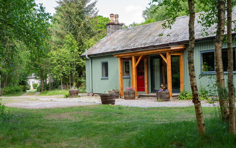 Riverside Cottage: Fabriek, Gebouw, Venster, Lucht, Boom, Huis, Land Lot, Natuurlijk Landschap, Gras, Verblijf