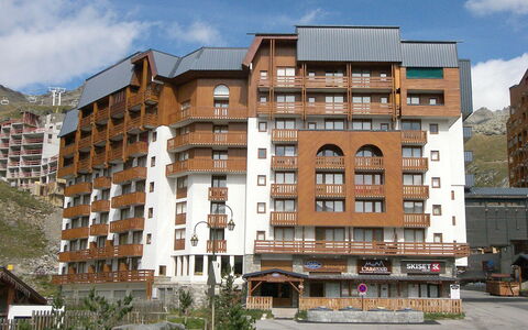 Val Thorens 190: Wolk, Gebouw, Lucht, Dag, Eigendom, Venster, Fabriek, Blok Van De Toren, Stedelijk Ontwerp, Buurt