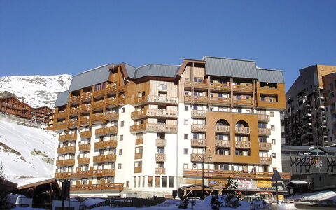 Val Thorens 190: Lucht, Gebouw, Eigendom, Venster, Azure, Sneeuw, Stedelijk Ontwerp, Condominium, Materiële Goederen, Woongebied