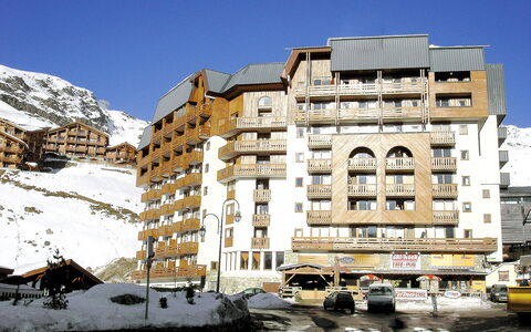 Val Thorens 190: Lucht, Gebouw, Venster, Wiel, Sneeuw, Stedelijk Ontwerp, Voertuig, Buurt, Woongebied