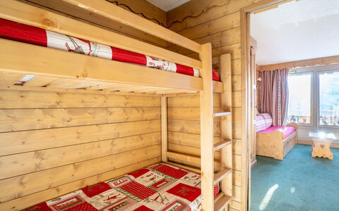 Val Thorens 200: Gebouw, Hout, Flooring, Venster, Verdieping, Hardwood, Huis, Comfort, Plafond