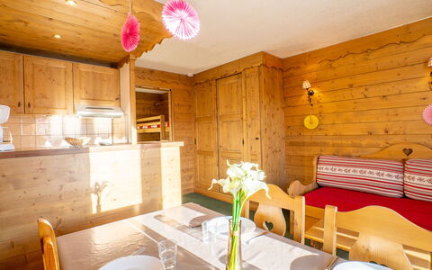 Val Thorens 200: Meubilair, Tafel, Eigendom, Tableware, Bloem, Fabriek, Decoratie, Cabinetry, Interieur Ontwerp, Verlichting