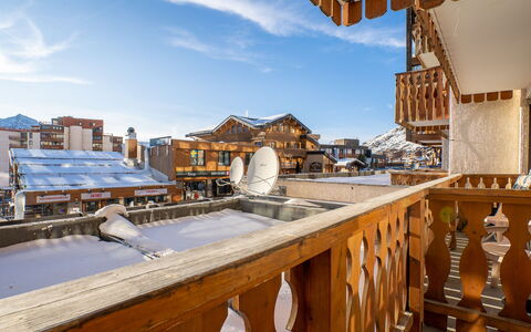 Val Thorens 200: Lucht, Wolk, Dag, Eigendom, Licht, Gebouw, Hout, Architectuur, Schaduw, Onroerend Goed