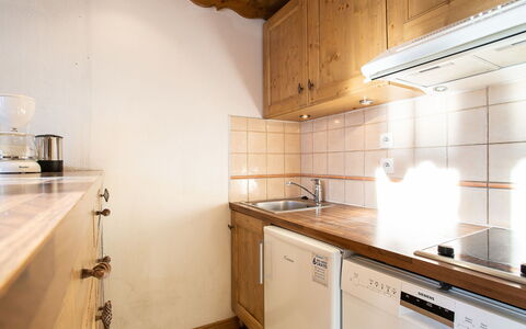 Val Thorens 200: Cabinetry, Countertop, Eigendom, Gebouw, Gootsteen, Keuken, Wastafel, Fornuis, Hout, Kraan