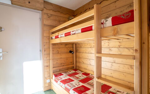 Val Thorens 200: Eigendom, Gebouw, Hout, Flooring, Verdieping, Muur, Huis, Hardwood, Beits, Plafond