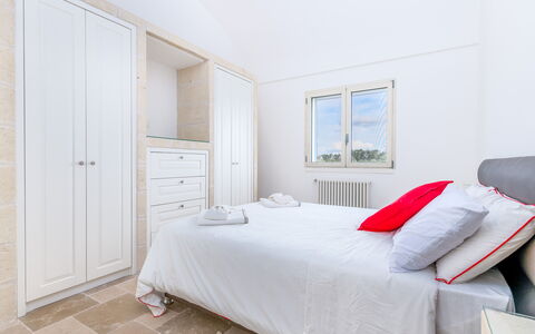 Villa Trullina: Meubilair, Gebouw, Cabinetry, Eigendom, Venster, Comfort, Hout, Bed Frame, Interieur Ontwerp
