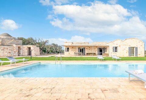 Villa Trullina: Water, Wolk, Lucht, Fabriek, Blauw, Zwembad, Azure, Gebouw, Gras