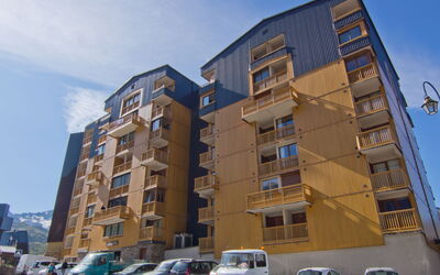 Val Thorens 250: Fabriek, Meubilair, Eigendom, Venster, Stoel, Gebouw, Hout, Verlichting, Bloempot, Architectuur
