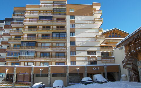 Val Thorens 300: Gebouw, Lucht, Dag, Eigendom, Auto, Wit, Wiel, Sneeuw, Licht, Voertuig