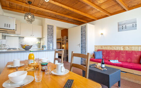Val Thorens 300: Tafel, Meubilair, Eigendom, Tableware, Hout, Verlichting, Interieur Ontwerp, Architectuur, Stoel, Fotolijst