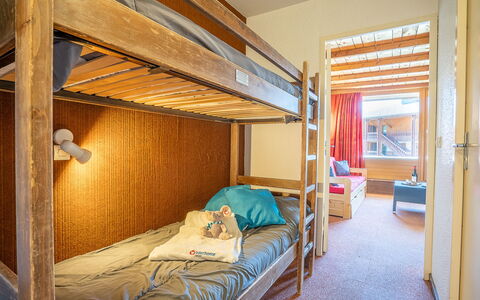 Val Thorens 300: Meubilair, Eigendom, Gebouw, Comfort, Hout, Bed Frame, Verlichting, Huis, Interieur Ontwerp, Bed