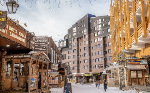 Val Thorens 550: Lucht, Gebouw, Venster, Wolk, Infrastructuur, Stedelijk Ontwerp, Straatlantaarn, Buurt, Woongebied, Openbare Ruimte