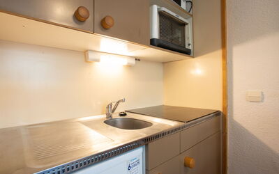 Arcelle 216 550.21: Cabinetry, Gootsteen, Countertop, Eigendom, Kraan, Wastafel, Keuken, Toestel Van De Keuken, Huishoudapparatuur, Fornuis
