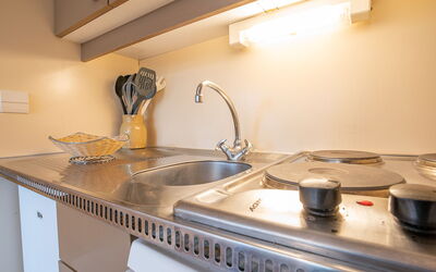 Arcelle 614 550.4: Countertop, Kraan, Gootsteen, Cabinetry, Wastafel, Loodgieterswerkinrichting, Eigendom, Toestel Van De Keuken, Fornuis, Keuken