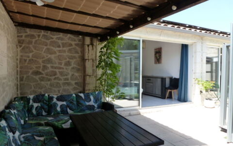 Logis de la Castagne: Meubilair, Verdieping, Flooring, Stoel, Buitenmeubels, Schaduw, Deur, Bloempot, Veranda, Kamerplant