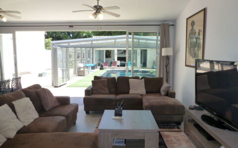 Logis de la Castagne: Meubilair, Bankstel, Interieur Ontwerp, Flooring, Verdieping, Woonkamer, Plafond, Kamer, Huis