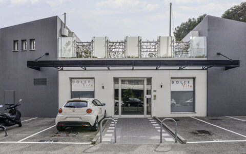 Dolce Vita: Lucht, Wolk, Voedsel, Fabriek, Tableware, Tafel, Venster, Berg, Fruit, Hout