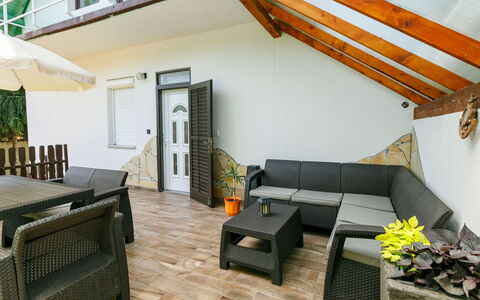 May: Meubilair, Eigendom, Tafel, Fabriek, Gebouw, Bankstel, Venster, Hout, Interieur Ontwerp, Flooring