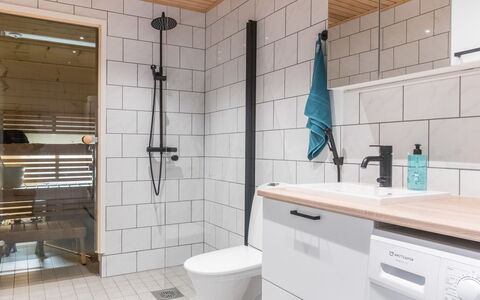 Pehtoori B: Flooring, Interieur Ontwerp, Verdieping, Hout, Loodgieterswerkinrichting, Badkamerkast, Badkamer, Loodgieter, Tegel, Wastafel