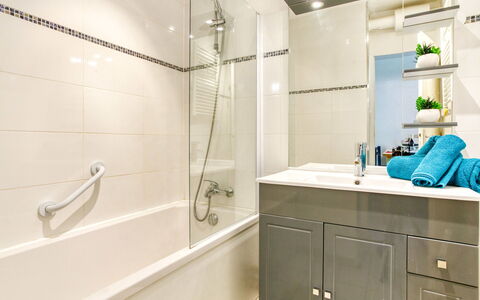 Le Corbier 120: Douchekop, Eigendom, Kraan, Loodgieterswerkinrichting, Douche, Product, Cabinetry, Badkamer, Douchepaneel, Deur Van De Douche