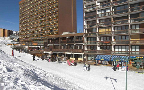 Le Corbier 300: Gebouw, Lucht, Venster, Sneeuw, Wolkenkrabber, Stedelijk Ontwerp, Huis, Blok Van De Toren, Condominium, Buurt