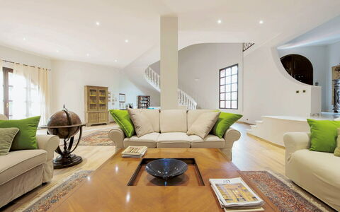 Villa Rossana: Bankstel, Meubilair, Eigendom, Tafel, Groen, Interieur Ontwerp, Verlichting, Woonkamer, Fotolijst, Slaapbank