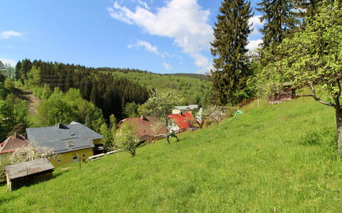 Hillside Lodge & Garden: Water, Fabriek, Gebouw, Dag, Eigendom, Lucht, Zwembad, Azure, Boom, Zwemwater