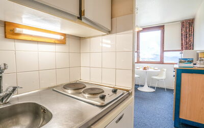 Vostok Zodiaque 800.34: Gootsteen, Wastafel, Cabinetry, Fornuis, Keuken, Loodgieterswerkinrichting, Gasfornuis, Countertop, Toestel Van De Keuken, Kraan