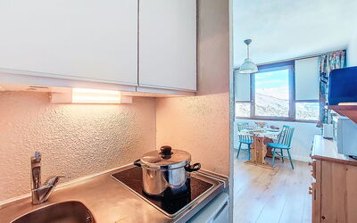 Vostok Zodiaque 800.27: Muur, Interieur Ontwerp, Plafond, Kamer, Flooring, Verdieping, Appartement, Keuken, Countertop, Cabinetry