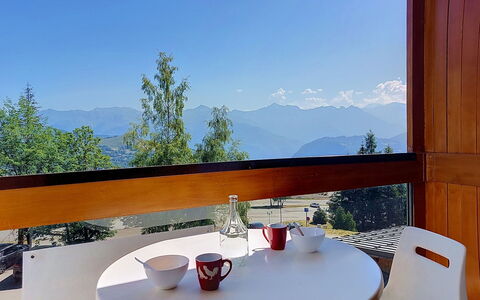 Le Corbier 100: Hout, Stoel, Beits, Bergketen, Hardwood, Keuken En Eettafel, Eco Hotel, Balkon, Koffietafel, Alpen