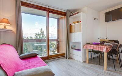 Soyouz Vanguard 100.82: Meubilair, Eigendom, Comfort, Hout, Textiel, Venster, Interieur Ontwerp, Tafel, Gebouw, Woonkamer