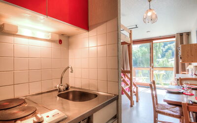 Soyouz Vanguard 100.10: Meubilair, Wastafel, Cabinetry, Eigendom, Gootsteen, Countertop, Kraan, Keuken, Hout, Gebouw