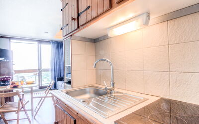 Soyouz Vanguard 100.78: Kraan, Countertop, Gootsteen, Cabinetry, Wastafel, Meubilair, Loodgieterswerkinrichting, Venster, Keuken, Hout