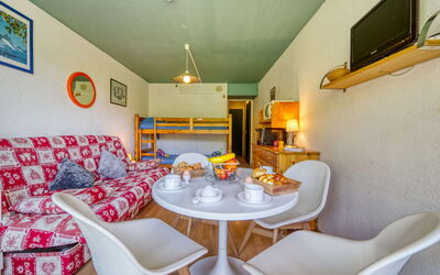 Soyouz Vanguard 100.19: Tafel, Meubilair, Eigendom, Stoel, Gebouw, Oranje, Interieur Ontwerp, Fotolijst, Decoratie, Woonkamer