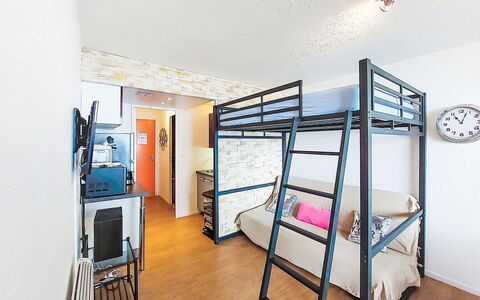 Le Corbier 310: Stapelbed, Interieur Ontwerp, Verdieping, Flooring, Meubilair, Slaapkamer, Bed, Kamer, Laken, Bed Frame