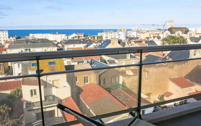 Les Sables D'Olonne 608: Lucht, Venster, Gebouw, Architectuur, Stedelijk Ontwerp, Huis, Schaduw, Wolk, Stad, Woongebied