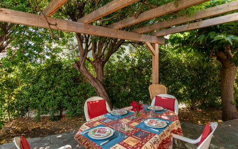 Villa Irène: Tafel, Fabriek, Meubilair, Stoel, Plantkunde, Natuur, Buitentafel, Schaduw, Buitenmeubels, Boom